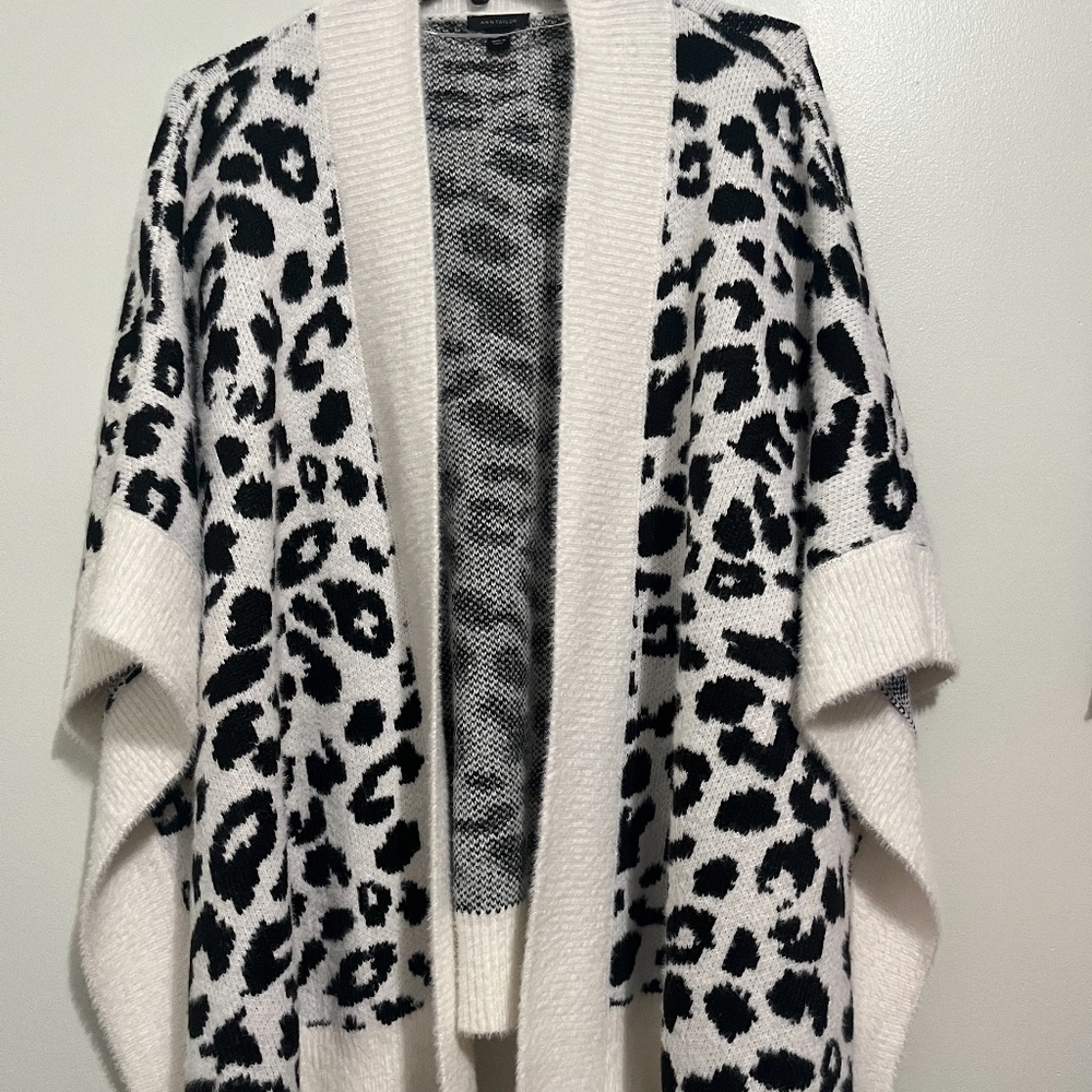 Ann Taylor Leopard Knit Open Front Sweater Cape Women OS Black White
Shawl Cloak